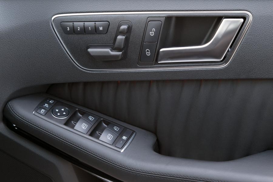 Mercedes-Benz E300 Hybrid Saloon 2012 года  (фото 9 из 58)